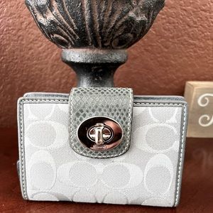 Authentic Coach F43612 Turnlock Signature med Bi Fold wallet.